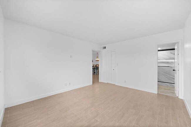 Building Photo - 5321 NE 24th Terrace