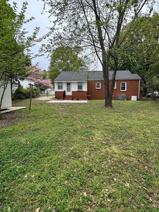 Building Photo - This spacious 2 bedroom home has an airy feel. Located in a neighborhood minutes from downtown an...
