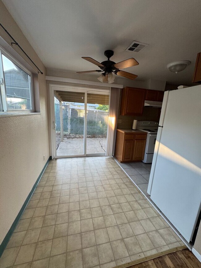 Building Photo - Cozy 3 Bedroom Duplex