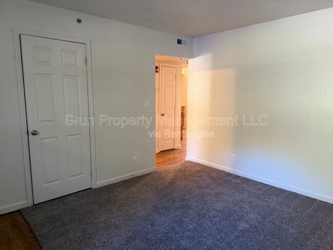 Building Photo - 516 E Red Bud Rd