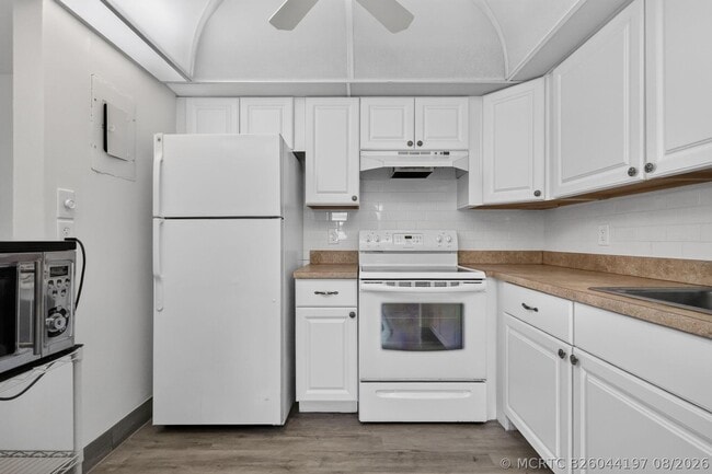 Building Photo - 654 Saxony N