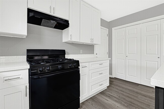 Building Photo - 7410 Woodoak Dr