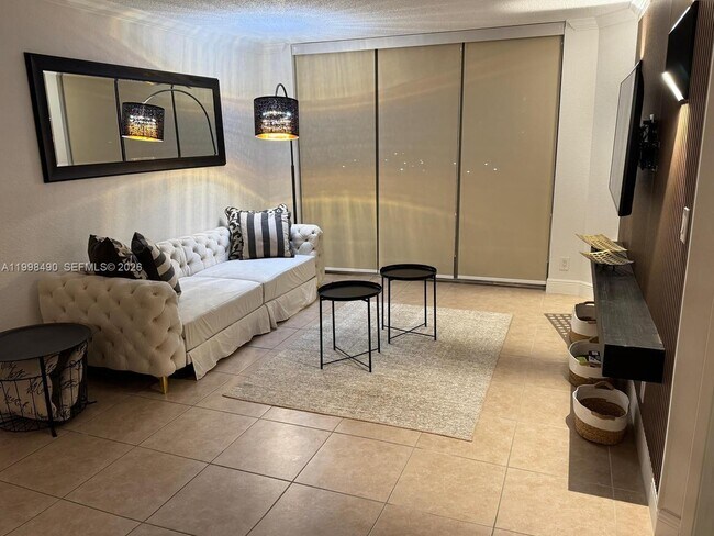 Building Photo - 3600 Mystic Pointe Dr