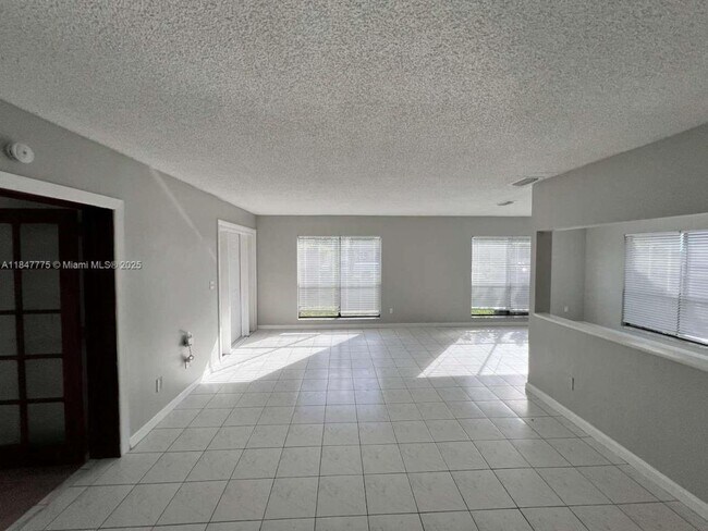 Building Photo - 621 NE Helicon Ln