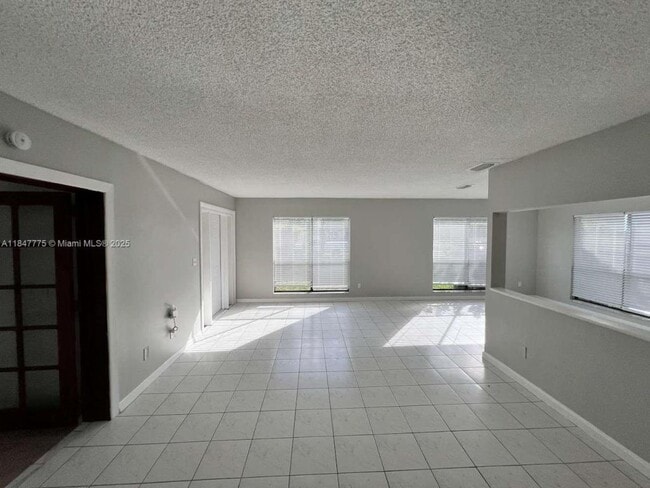 Building Photo - 621 NE Helicon Ln