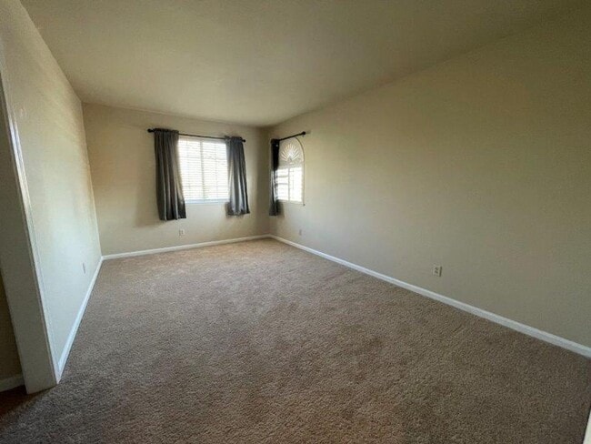 Building Photo - Large Open 4 Bedroom