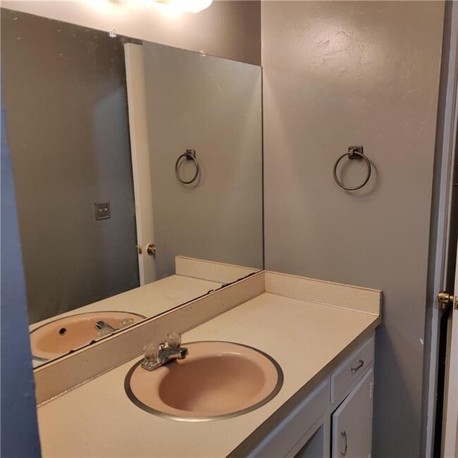 Building Photo - 1351 N Stephens Ave