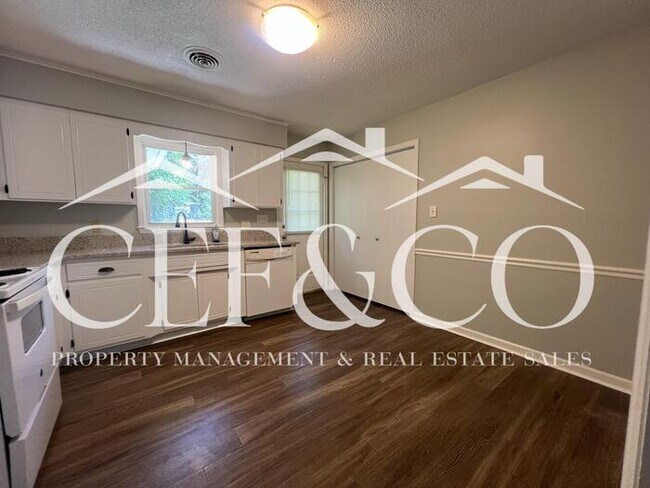 Building Photo - Beautifully updated 2 bedroom duplex!