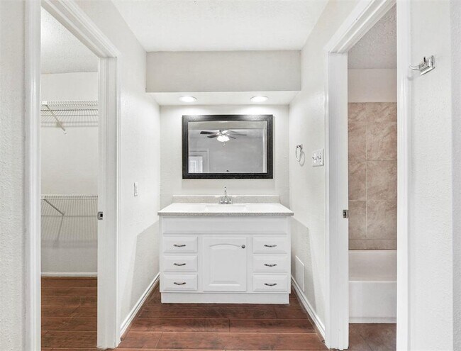 Building Photo - 817 Willow Creek Dr