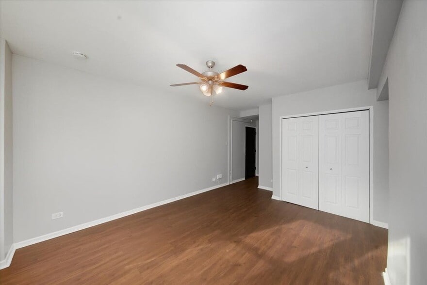 Building Photo - 1140 N La Salle Dr