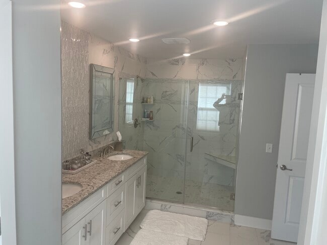 Building Photo - 1529 Paxton Ln