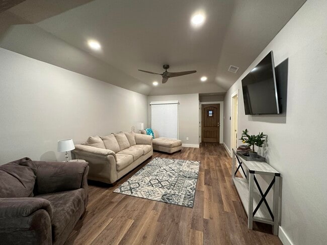 Building Photo - 9712 Memphis Ave