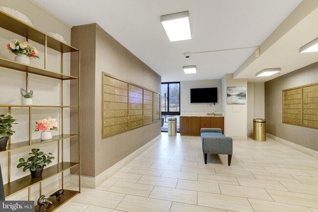 Building Photo - 2300 Pimmit Dr