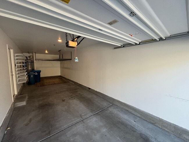 Building Photo - Beautiful 3Bed/3Bath Townhome located in Enterprise/Southern Highlands–Southwest Henderson border...