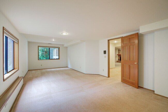 Building Photo - 5bd/3.5ba Bellevue Home