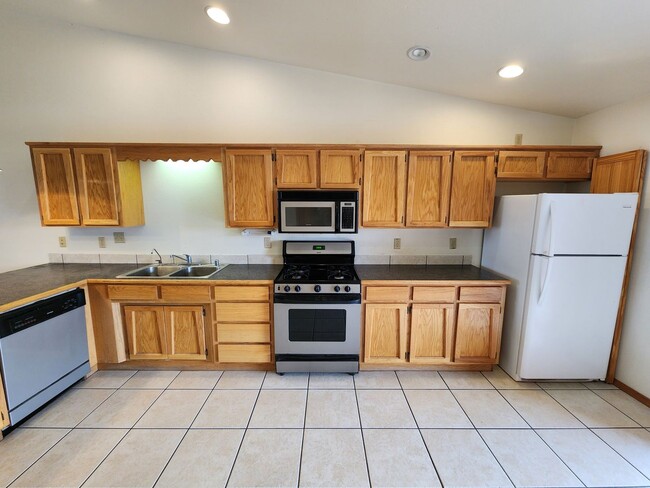 Building Photo - 2100 Hickory Dr