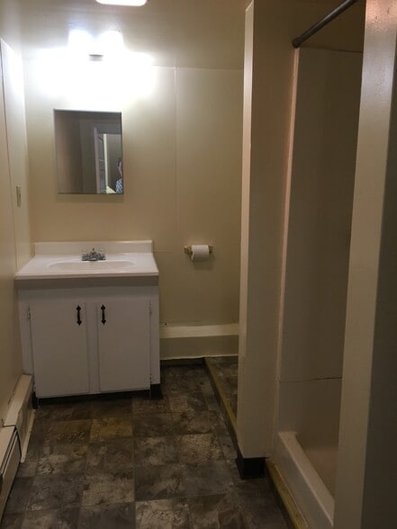 Bathroom-Unit3 - 61 N Jones St