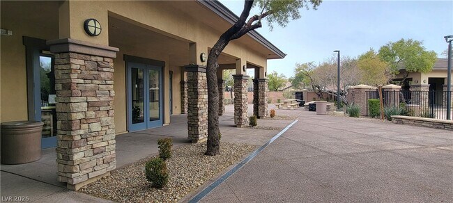 Building Photo - 10465 Saddle Mountain St