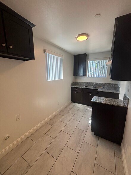 Building Photo - 846 W 78th St