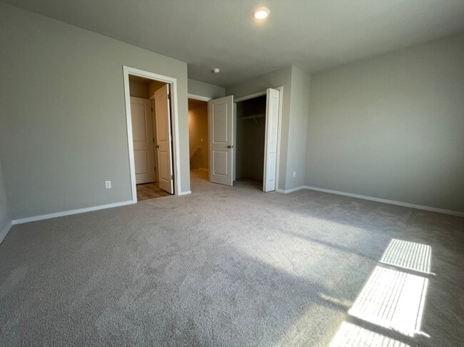 Building Photo - Modern 3-Bed, 2.5-Bath Home with Quartz Counters, Central A/C, and Prime Location!