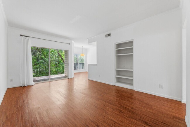 Building Photo - Amazing 1 bedroom, 1 bathroom Condo in Montevista!