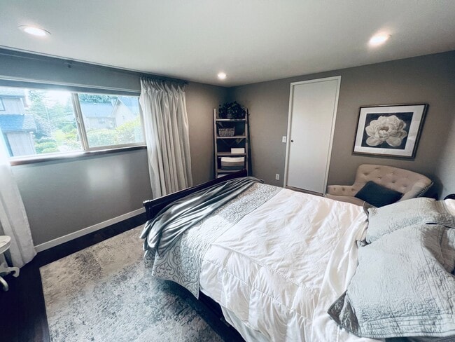 Building Photo - 2 bedroom, 2 bath short term 3-6 month ren...