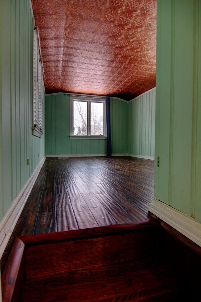 Bonus room - 5427 Xerxes Ave S