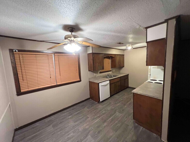 Building Photo - 605 22nd St