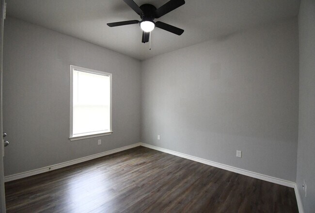 Building Photo - Gorgeous 3 Bedroom, 2 Bath Duplex in Arp