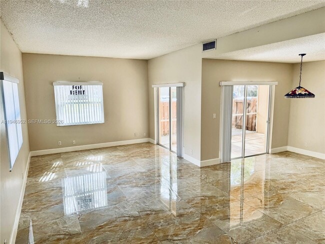 Building Photo - 549 Racquet Club Rd