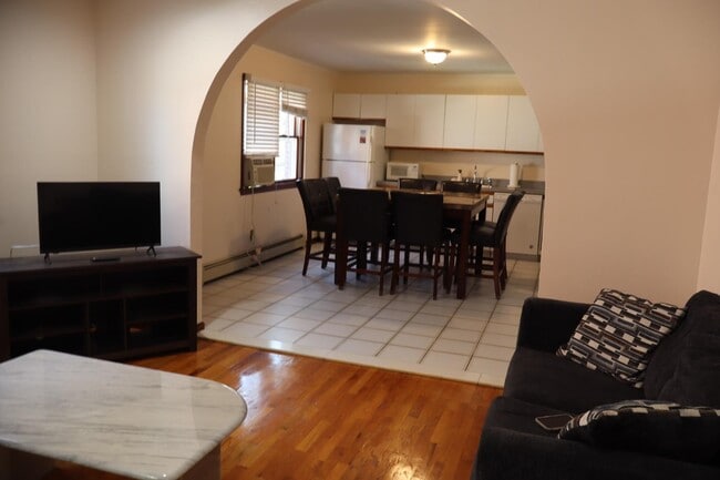 Building Photo - 17 Bronxville Ln