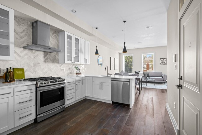 Primary Photo - Beautiful 2 bed 2 bath plus den- Parking!!...