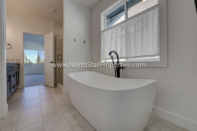 Building Photo - Beautiful home in NW Bend