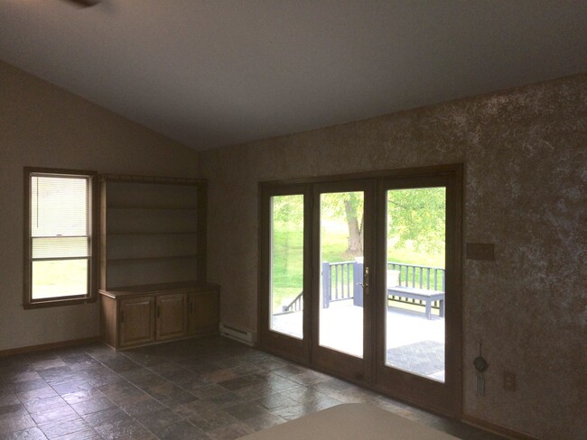 Building Photo - 4 bedroom split entry home 20 mins to Cran...