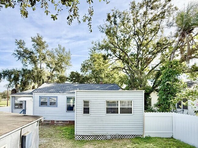 Building Photo - 3308 N Avon Ave