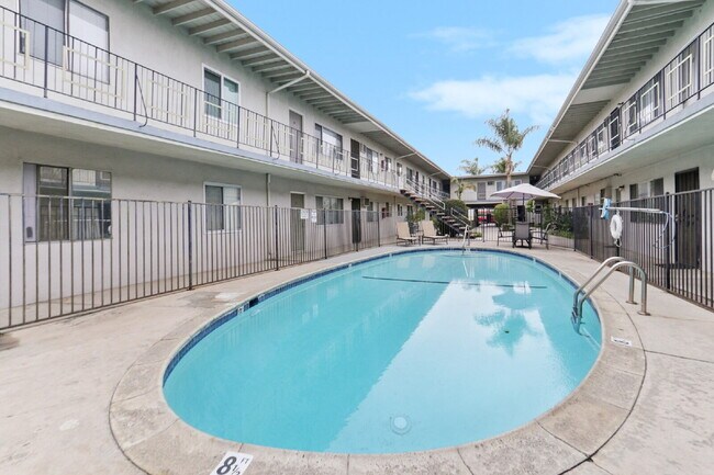 Building Photo - 1 bed 1 bath with pool and laundry!