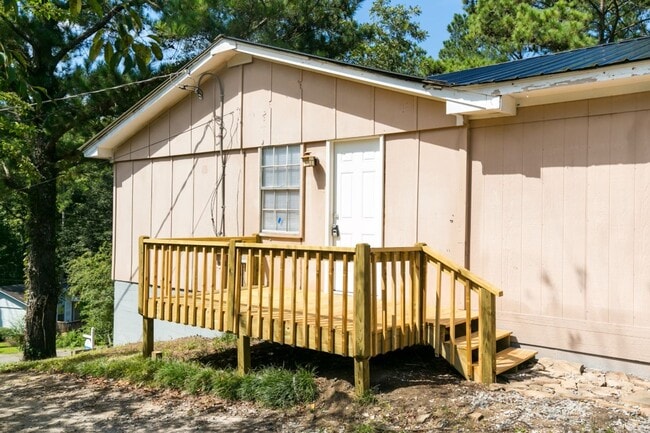 Building Photo - Charming Adamsville Home with Open Floor P...