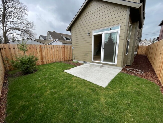 Building Photo - Modern 3b/2ba Energy Star Certified Home I...