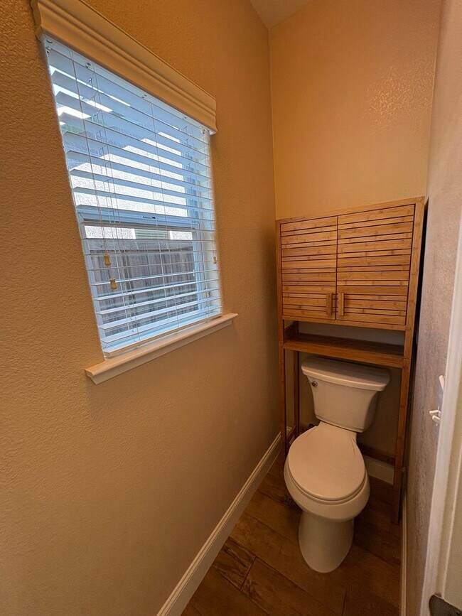 Building Photo - NW Visalia Available Now!