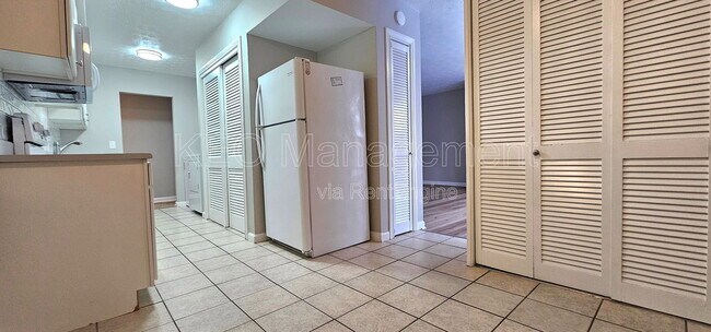 Building Photo - 3080 Southdale Dr