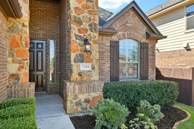 Building Photo - 2244 Hilltop Climb Dr