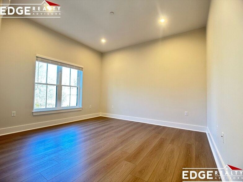 Building Photo - 9 Newton St