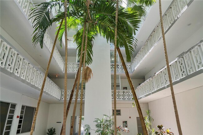 Building Photo - 9700 W Bay Harbor Dr