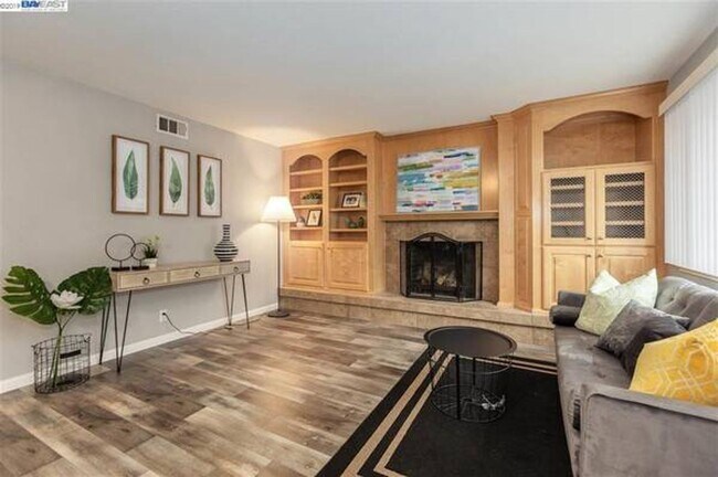 Building Photo - $2,490 - THE NICEST FIRST FLOOR CONDO IN P...