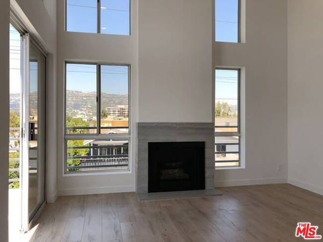 Building Photo - 301 S Swall Dr