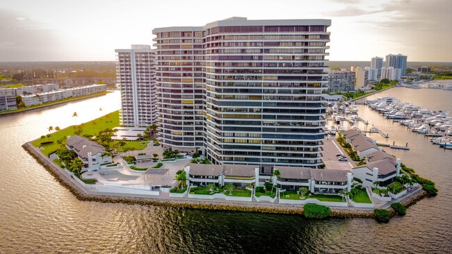 Building Photo - 100 Lakeshore Dr