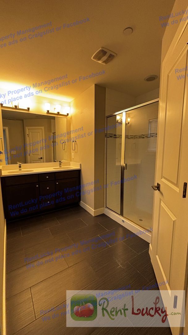 Building Photo - Spacious Issaquah Townhome w/ Entry-Level Suite & 2-Car Garage