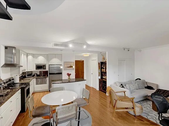 Building Photo - 2100 N Lincoln Park W