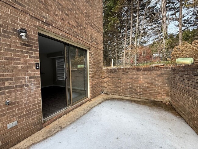 Building Photo - 3-Bedroom Townhome Just Minutes From Downtown Hickory!