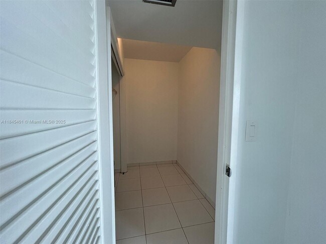 Building Photo - 2899 Collins Ave